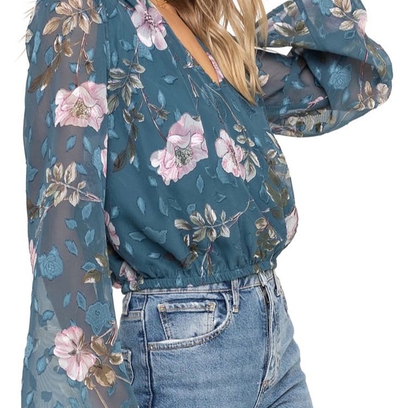 SOLD • ASTR THE LABEL Surplice Cut Velvet Top NWOT - Picture 7 of 7